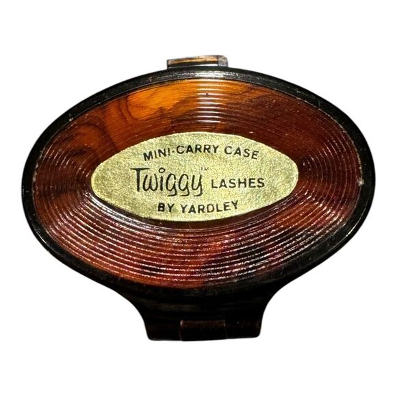 Vintage Twiggy Eyelashes and Tortoise Mini Carry case by‎ Yardley RARE HTF 1967 - Picture 2 of 3